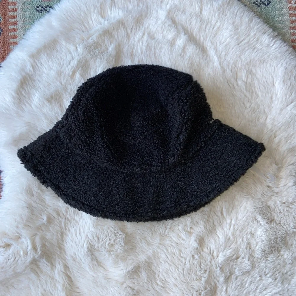 Vince Camuto black bucket hat faux shearling teddy cozy fall accessory OSFM